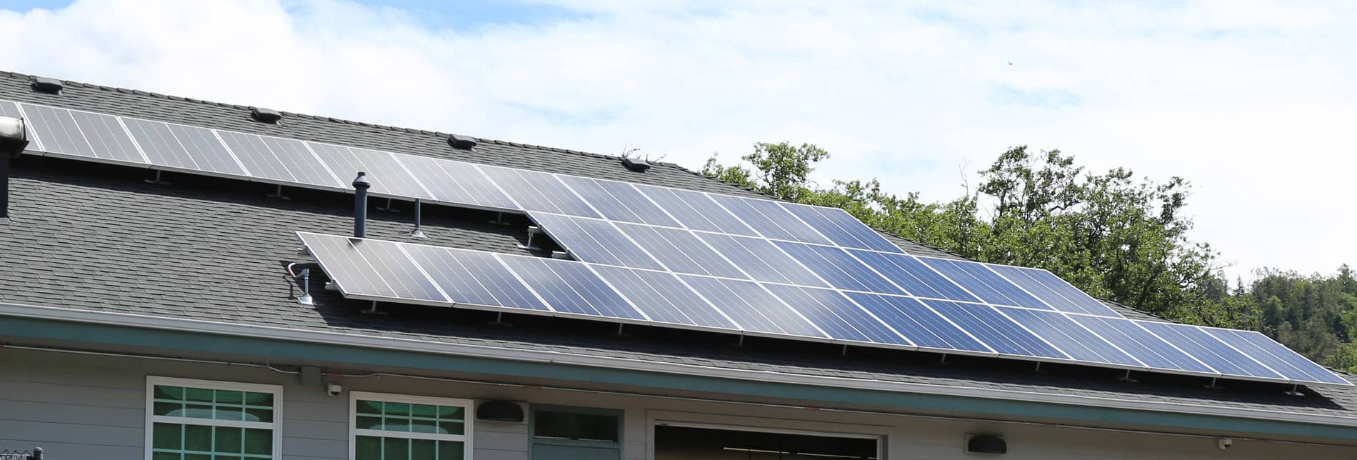 solar panels on the roof of the FISH Food Pantry in Roseburg, OR
